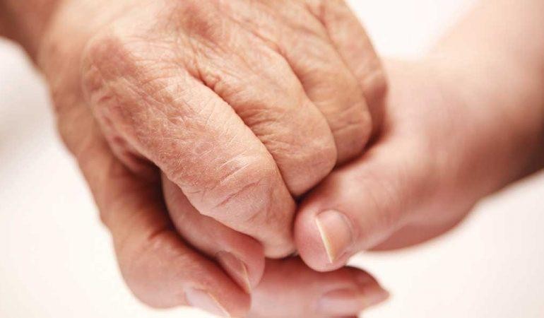 طرق طبيعية لازالة تجاعيد اليدين