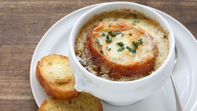 طريقة عمل شوربة البصل الفرنسية